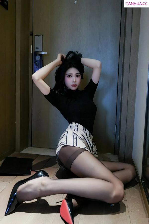   [XiuRen]高清写真图 2025.09.28 No.10817 椰汁糯米姬 黑色T恤第25张图片